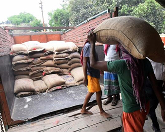food packets to migrant labourers