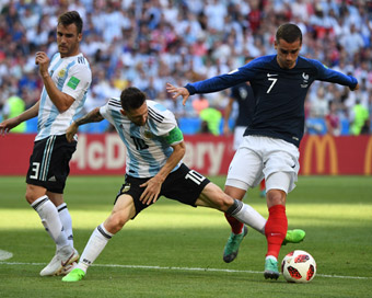  KAZAN (Xinhua) -- Antoine Griezmann (R) of France vies with Lionel Messi (C) of Argentina during the 2018 FIFA World Cup round of 16 match between France and Argentina in Kazan, Russia, June 30, 2018.