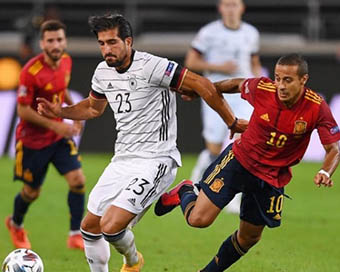 Spain snatch late draw against Germany 