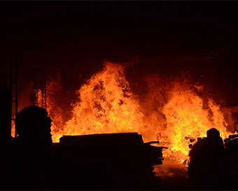 Major fire in Gujarat factory, employees come out safely