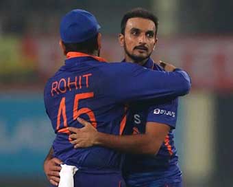 Harshal Patel celebrates a wicket with Rohit Sharma