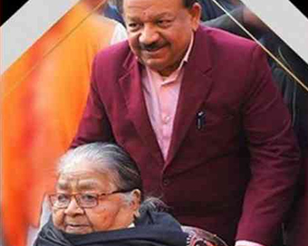 Harsh Vardhan with his mother (file photo)