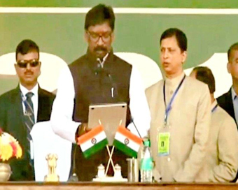 Ranchi: Jharkhand Governor Droupadi Murmu administers the oath of office to Hemant Soren as Jharkhand Chief Minister during the oath-taking ceremony, in Ranchi on Dec 29, 2019. (Photo: IANS)