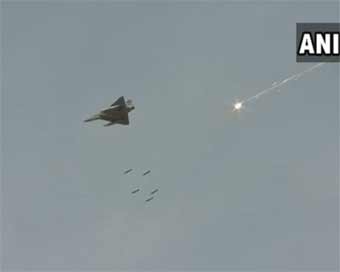 Pakistan claims IAF violates LoC