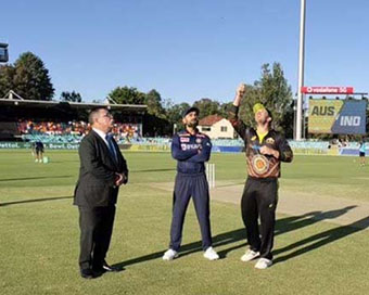 Kohli-Finch during toss