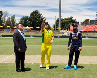 Kohli and Finch during toss