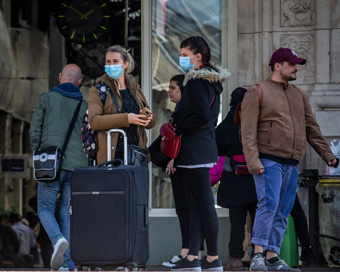 PARIS, March 20, 2020 (Xinhua) -- People wearing masks are seen at the Gare de Lyon train station in Paris, France, March 19, 2020. One hundred and eight COVID-19 patients died in 24 hours in France, taking the country