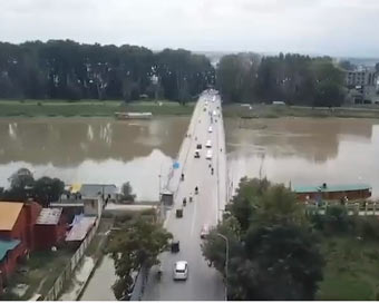 J&K cop posts video of bustling Kashmir streets ahead of Eid