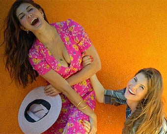 Jacqueline Fernandez with her ooklike Amanda Cerny