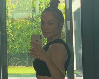 Jennifer Lopez shows off her fit figure in birthday selfie