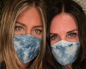  Hollywood star Jennifer Aniston with her friend