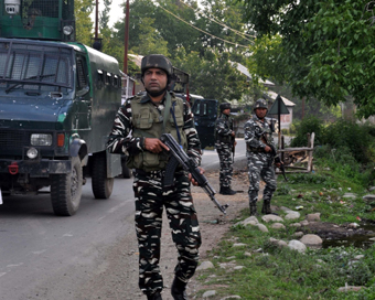  Kulgam: Security forces conduct search operations in Gopalpora village of Jammu and Kashmir