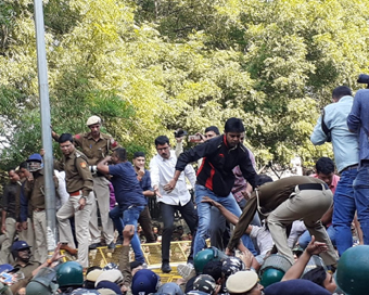 New Delhi: JNU students being stopped by the police from continuing with their protest march to Parliament by putting up barricades, in New Delhi on Nov 18, 2019. Police erected barricades a kilometre away from Parliament to prevent the students from