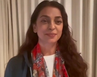 Fanboy croons Bollywood songs during Juhi Chawla