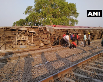 13 injured after train derails near Kanpur 