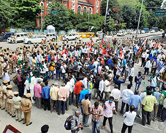 Farmers block roads, hold rallies in Karnataka