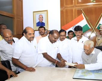 Bengaluru: Karnataka Chief Minister HD Kumarswamy submitts his resignation to Governor Vajubhai Vala after losing the trust vote in the Karnataka assembly, in Bengaluru on July 23, 2019. (Photo: IANS)