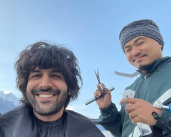 Kartik Aaryan gets haircut in Manali amid 