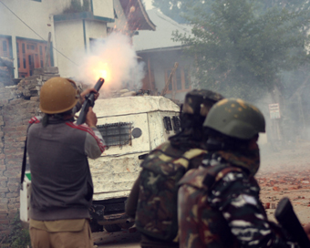 Soldiers in action at the site of the gun battle (Symbolic picture)