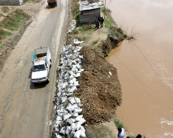 J&K govt relaxes ban on civilian traffic on NH