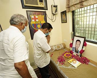 Arvind Kejriwal paying homage to late Dr. Aseem Gupta