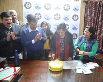 Kejriwal, family celebrates his wife