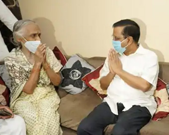 Delhi CM Kejriwal visits families of two late corona warriors