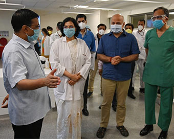 Arvind Kejriwal and Manish Sisodia at Rajiv Gandhi Super Specialty Hospital