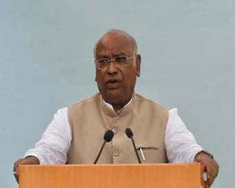 Himachal Congress MLAs authorise Kharge to name CM