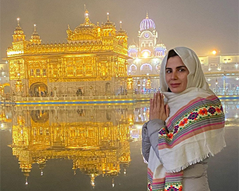 Kirti Kulhari visits Golden Temple to seek blessings