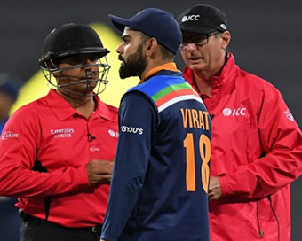 Kohli discussing with umpires