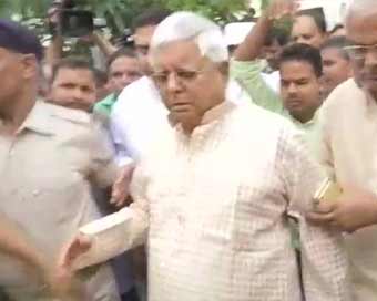 Lalu surrenders in Ranchi CBI court