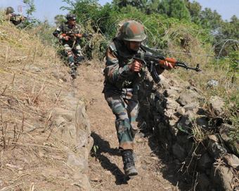 Indian, Pakistani troops trade heavy fire on LoC (file photo)