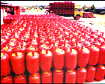 Non-subsidised LPG rate cut by Rs 120.50