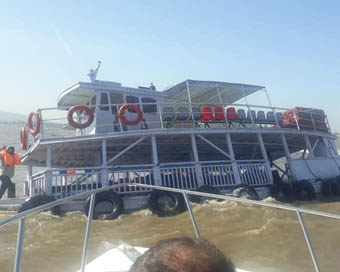 Boat capsizes on the Arabian Sea near Mandwa Jetty Raigad
