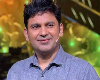 Manoj Muntashir finally tenders 