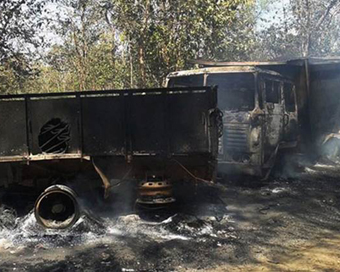 Maoists Torch Vehicles In Jharkhand