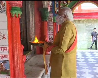 Modi offers prayers at 10th century Hanuman Garhi temple