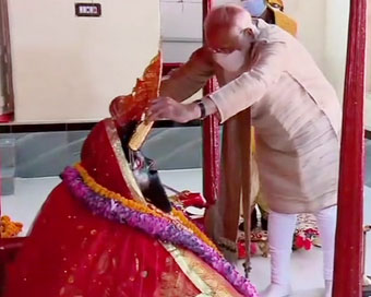 PM Modi offers prayers at Kali temple in Bangladesh