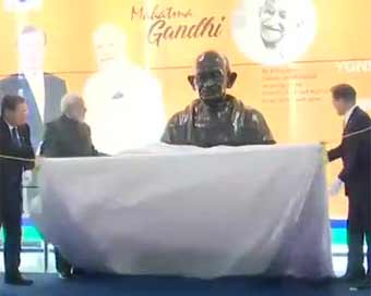 Modi unveils Gandhi