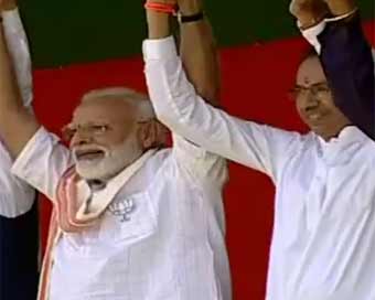Modi-Thackeray share dais after 28 months