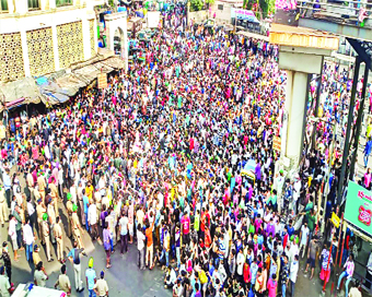 Mumbai: Migrants crowd at Bandra, demand transport to return home 
