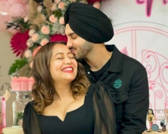 Neha Kakkar thanks hubby Rohanpreet for gifting her 