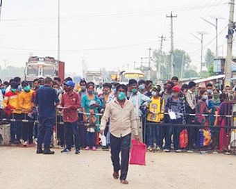 Nepali workers leave for India 