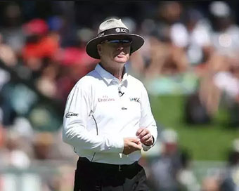  Umpire Bruce Oxenford
