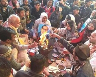 No religious divisions, people offer prayers at Shaheen Bagh