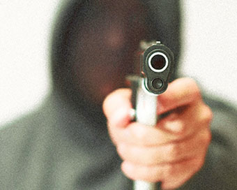 Criminal points pistol at Delhi Police SHO, injured in return fire