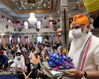PM offers prayers to Guru Teg Bahadur at Sis Ganj Sahib