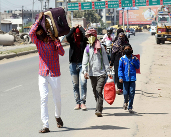 Patna: Migrant workers leave for their homes amid 21-day nationwide lockdown imposed as a measure to contain the spread of coronavirus, in Patna on March 31, 2020. (Photo: IANS)