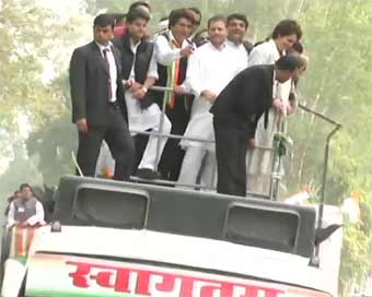 Priyanka begins roadshow in Lucknow with Rahul, Scindia